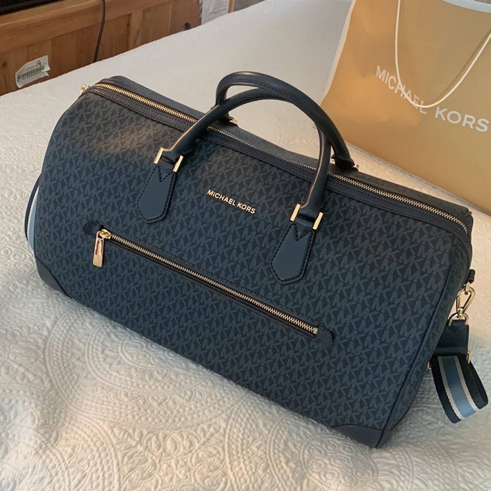 ❌SOLD❌ Authentic Michael Kors duffle bag - Picture 16 of 17